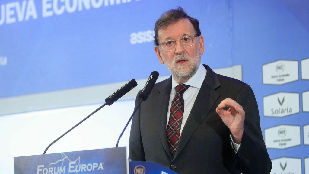 El expresidente del Gobierno Mariano Rajoy, presenta en un desayuno informativo al presidente de la Xunta, Alfonso Rueda