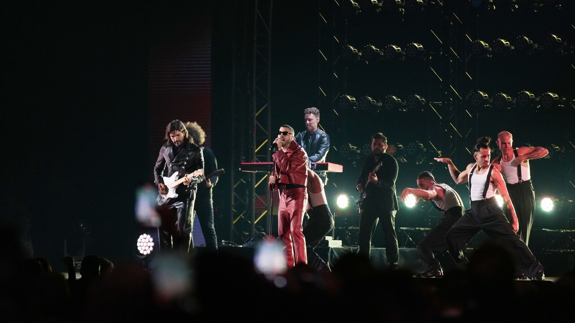 El portorriqueño, durante su interpretación en los premios Grammy Latinos 2023