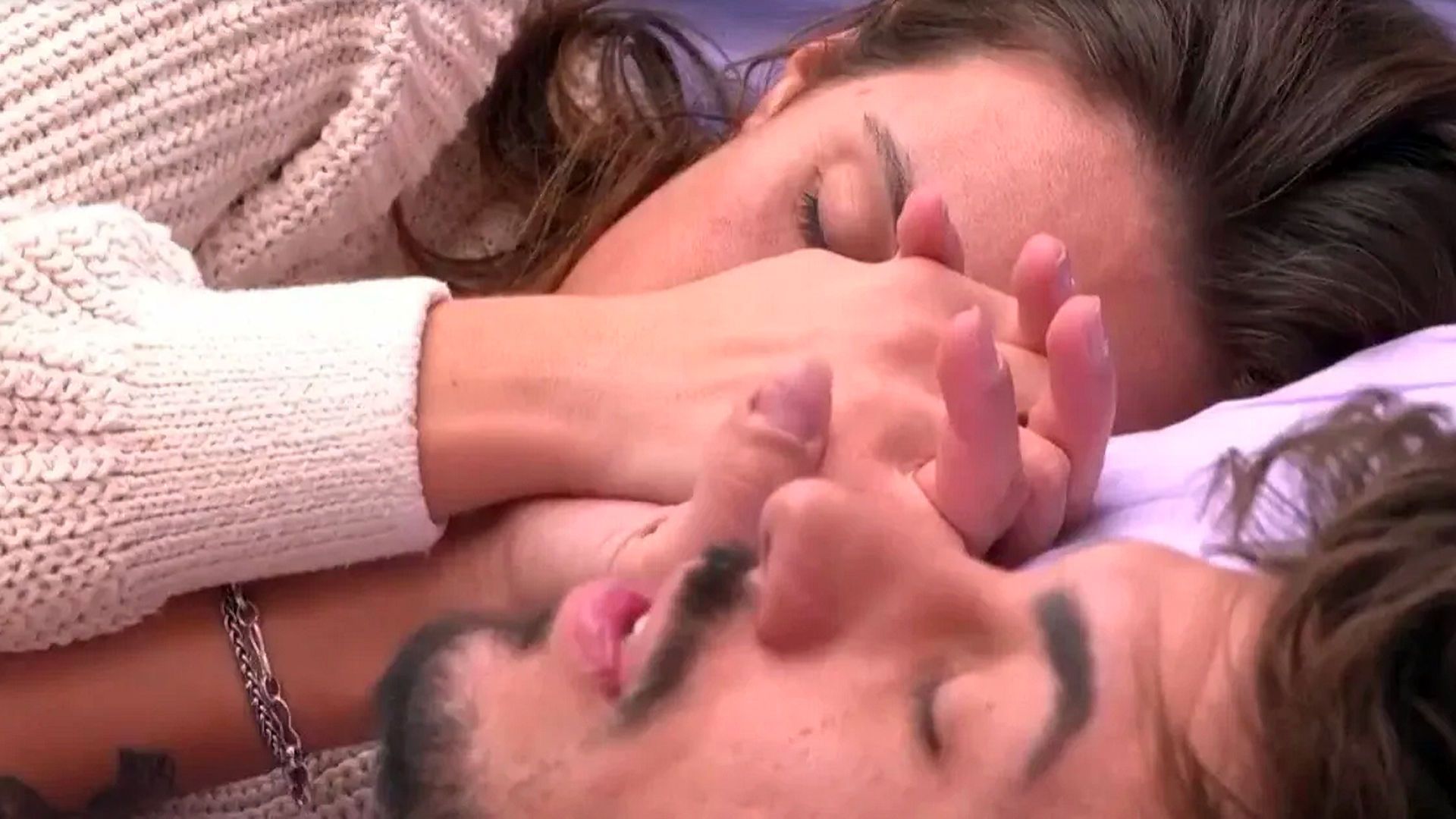 Jessica Bueno y Luitingo cogidos de la mano en la cama ayer por la tarde