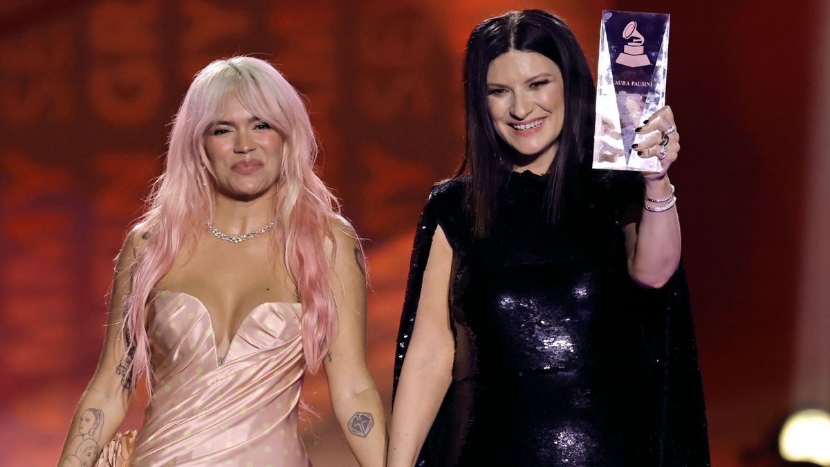 Karol G y Laura Pausini, en los Latin Grammy