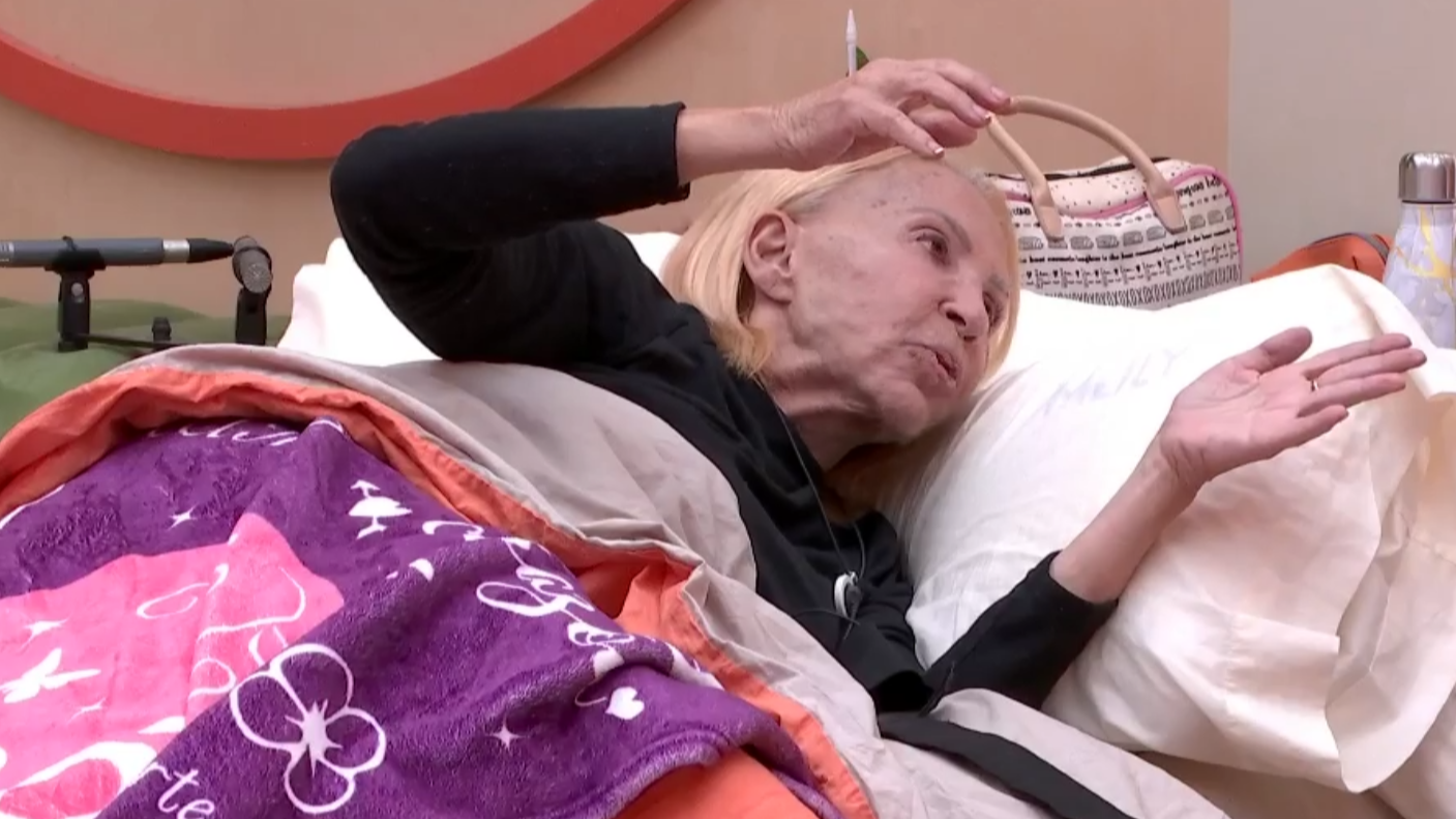 Laura le hace la cruz a Jessi