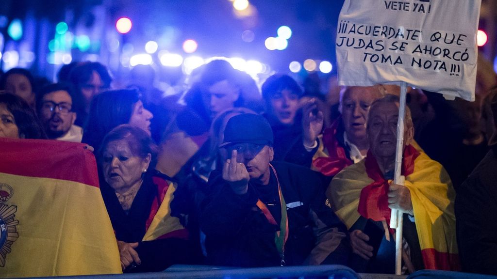 Manifestación contra la amnistía frente a la sede del PSOE en Ferraz