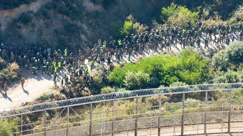 Más de 400 migrantes subsaharianos intentan entrar en Ceuta en un nuevo salto masivo a la valla