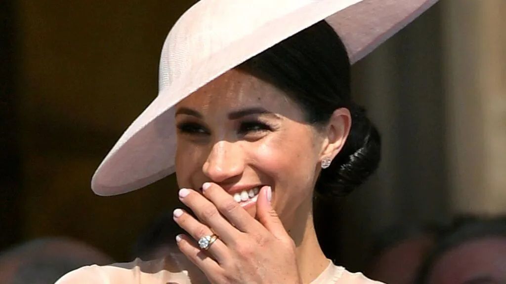Meghan Markle con su anillo de compromiso. FUENTE: Cordonpress