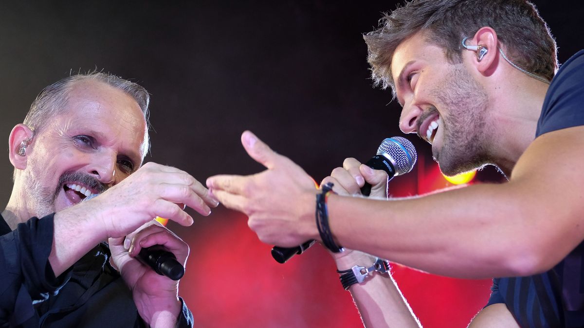 Miguel Bosé y Pablo Alborán, durante una actuación conjunta en 2017