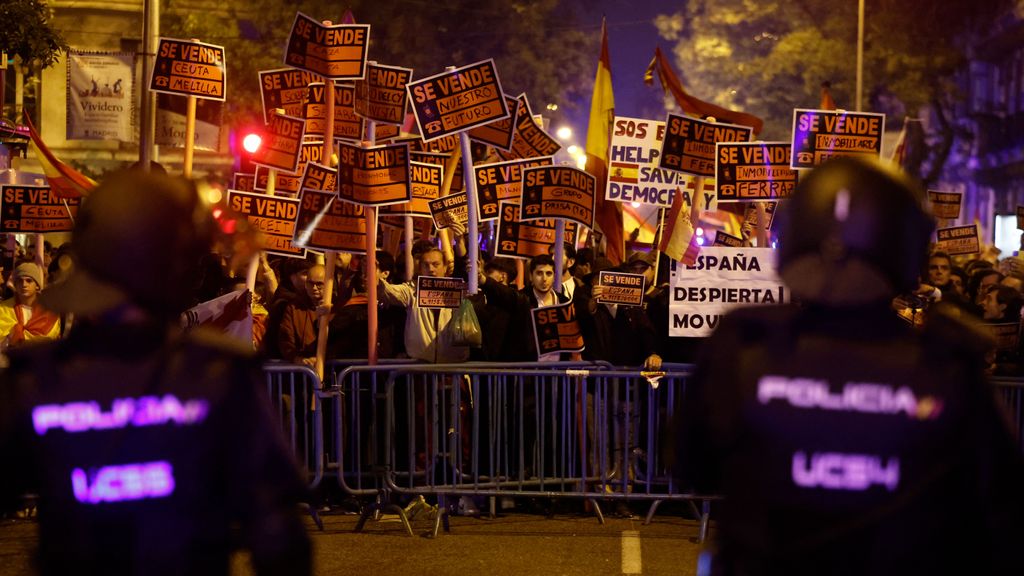 Decimoquinta jornada de protestas en Ferraz con carteles de 'España se vende'