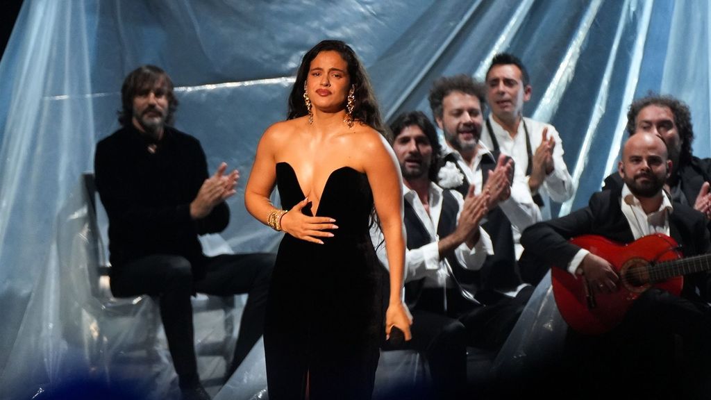 Rosalía, durante su actuación en los Grammy Latinos 2023