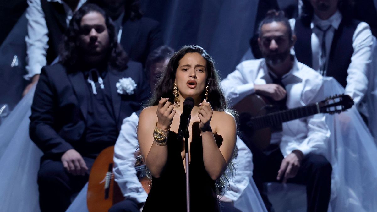 Rosalía interpreta 'Se nos rompió el amor' en los Latin Grammy