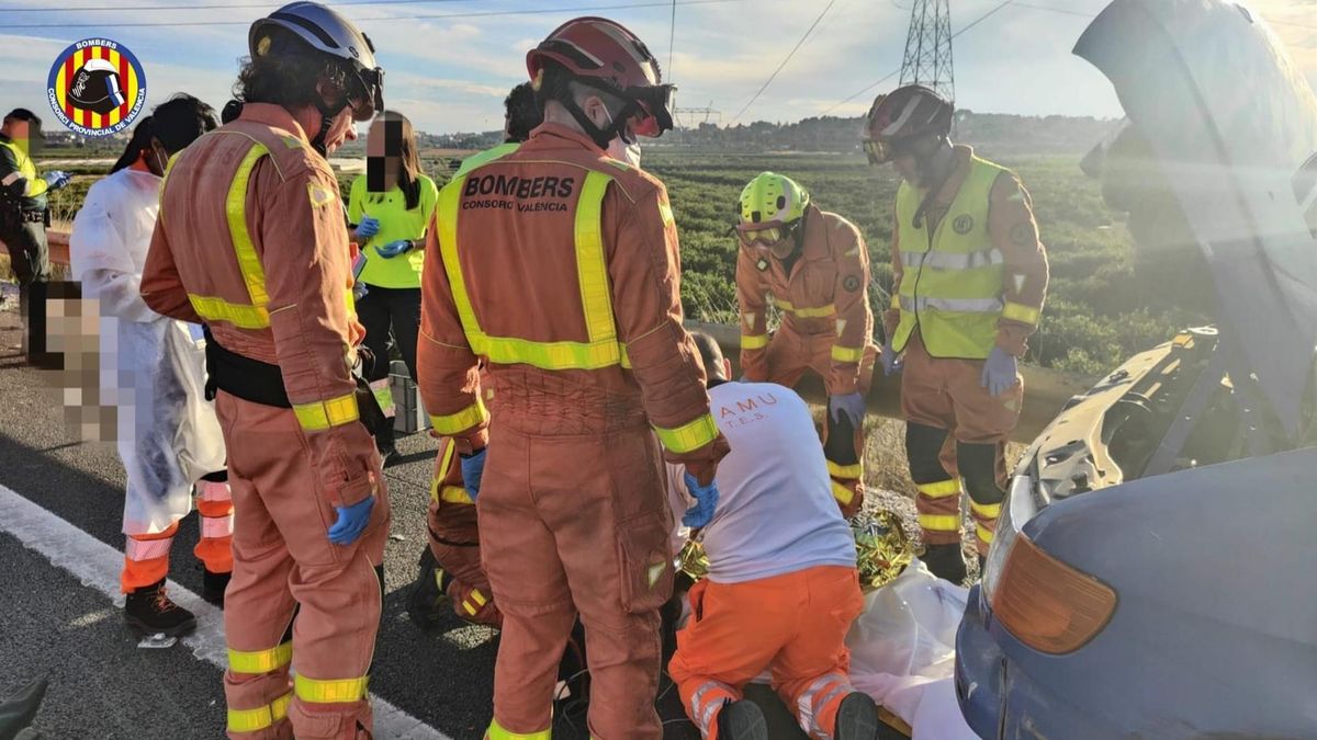 Sanitarios atienden a las víctimas