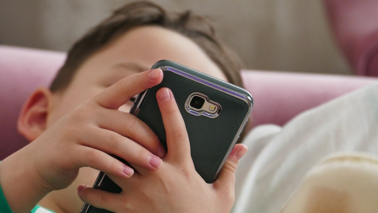 Un niño usando un teléfono móvil