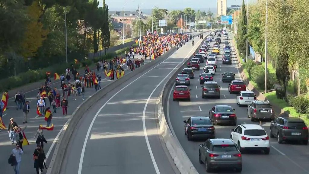 Centenares de manifestantes se dirigen al Palacio de la Moncloa y cortan la A-6
