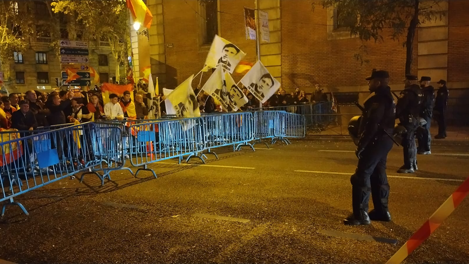 Cientos de personas vuelven a concentrarse por decimosexto día en Ferraz en protesta por la ley de amnistía