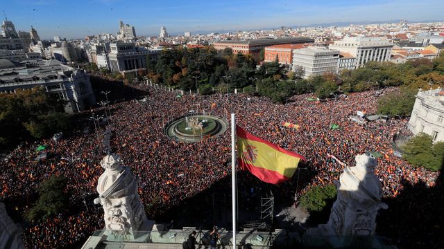 Decenas de miles de personas se manifiestan en Cibeles contra la amnistía
