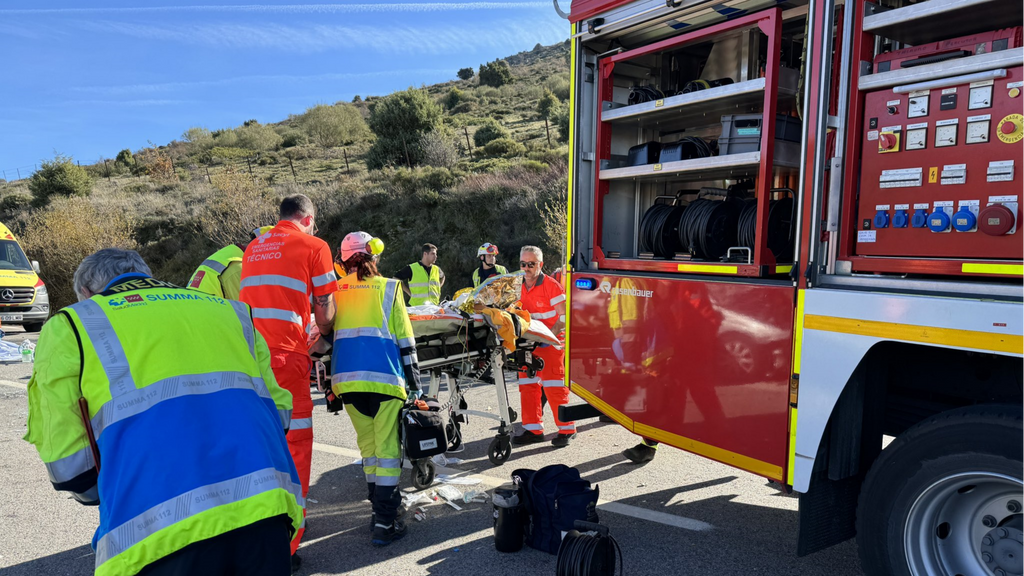 Dos fallecidos y cuatro heridos en un choque frontal de dos turismos en Santa María de la Alameda, Madrid