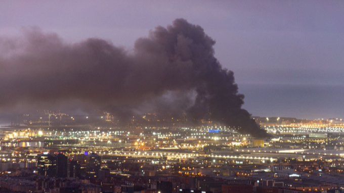 Gran columna de humo negro sobre la ciudad de Barcelona