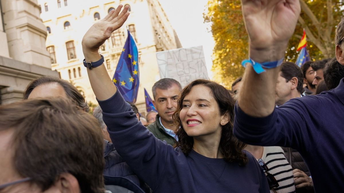 La presidenta de la Comunidad de Madrid, Isabel Díaz Ayuso, en la manifestación contra la amnistía en la Plaza de Cibeles