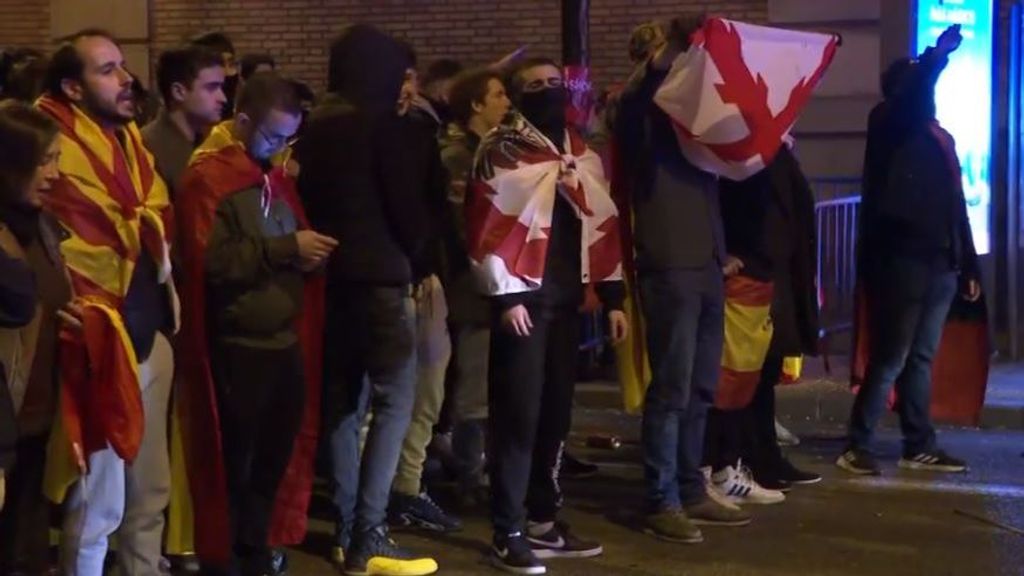 Los manifestantes hacen caso omiso a la petición de la Policía de despejar la zona