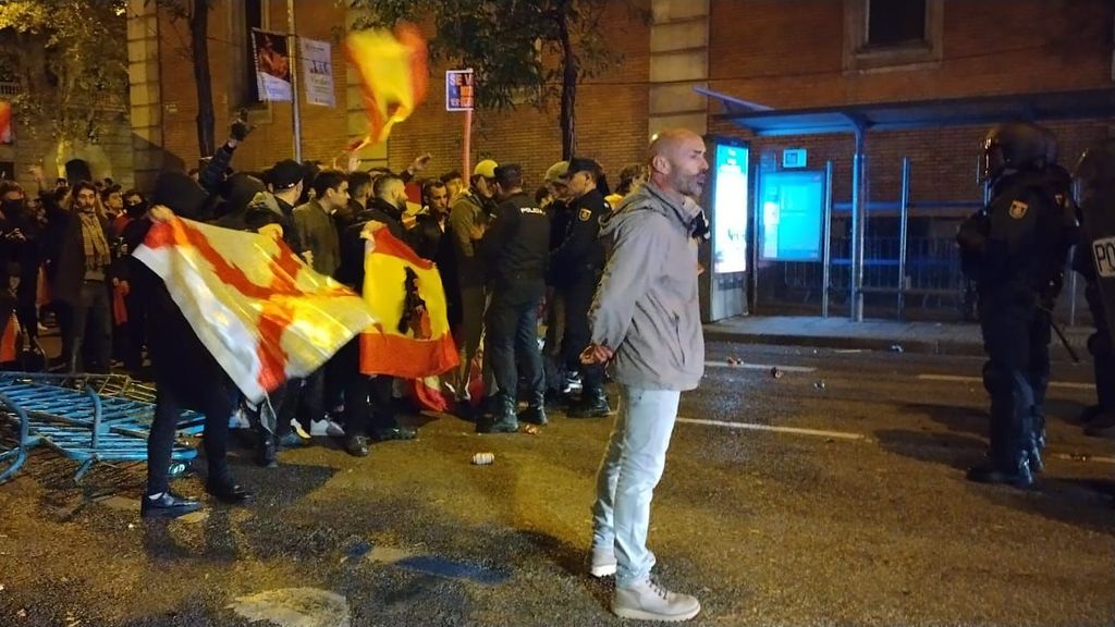 Los policías intentan mediar con los manifestantes