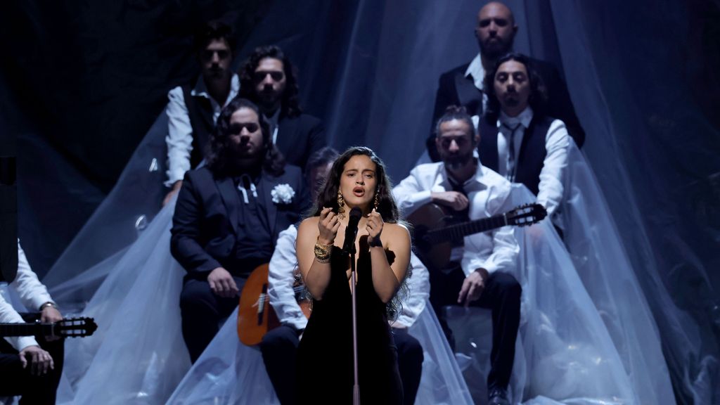 Rosalía interpreta 'Se nos rompió el amor' en los Latin Grammy 2023