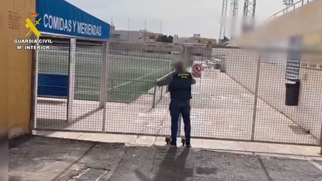 Agente de la Guardia Civil en la puerta de un campo de fútbol