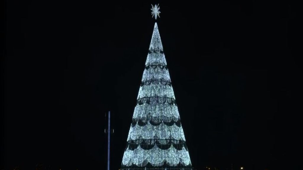 Nevada Shopping en Granada ilumina el árbol de Navidad más alto de España: 57 metros