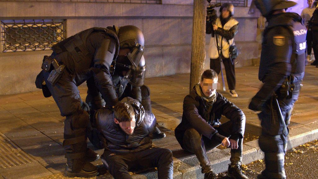 Decimosexta noche de protestas en la calle Ferraz contra la amnistía: seis detenidos