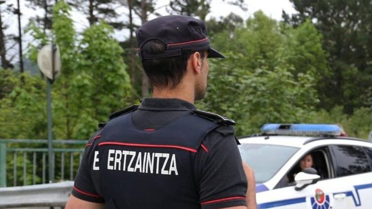 Ertzaina y coche de la policía vasca