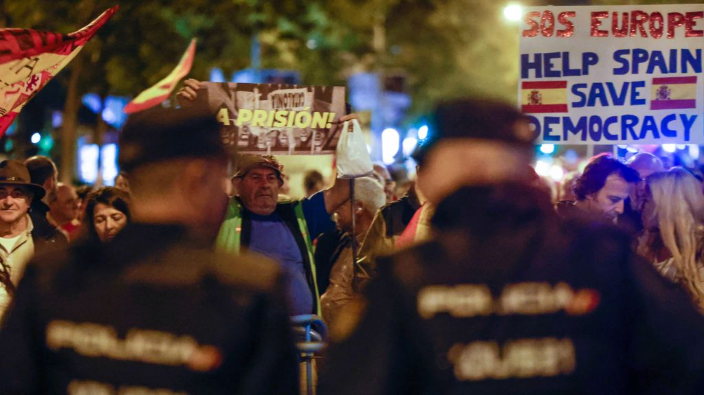 Los manifestantes portan pancartas con lemas como "SOS Europe, help Spain, save democracy"