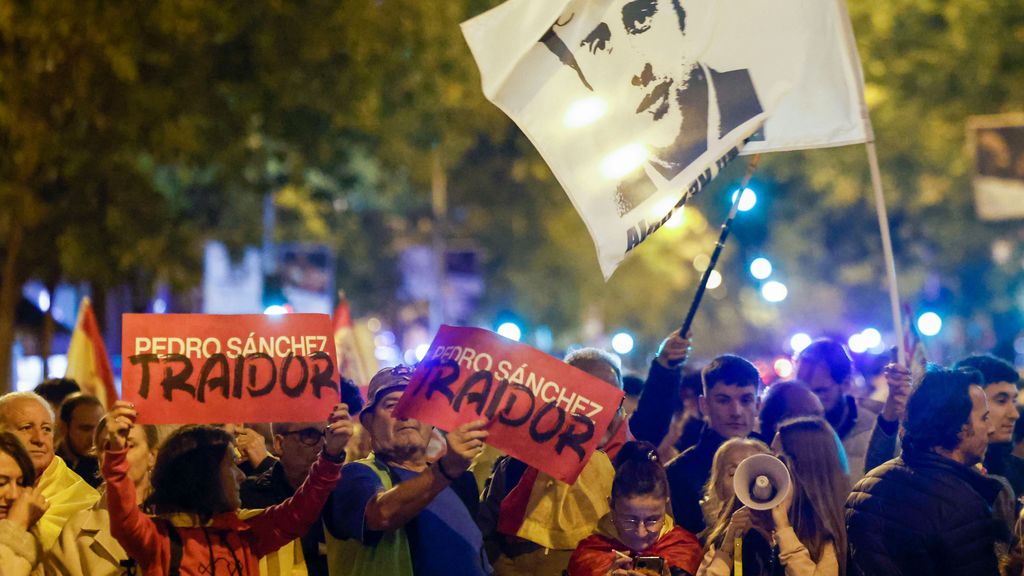 Los manifestantes vuelven a portar banderas con el rostro de Miguel Ángel Blanco, de a cruz de Borgoña y con el escudo constitucional recortado