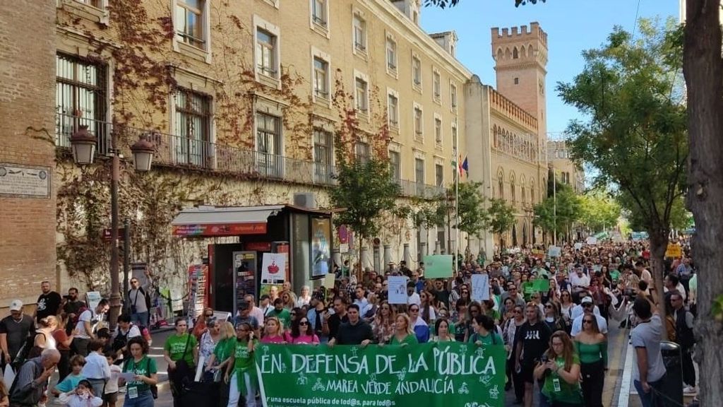 Miles de personas marchan en Sevilla y Málaga por la educación pública: "Sin ella no hay futuro"