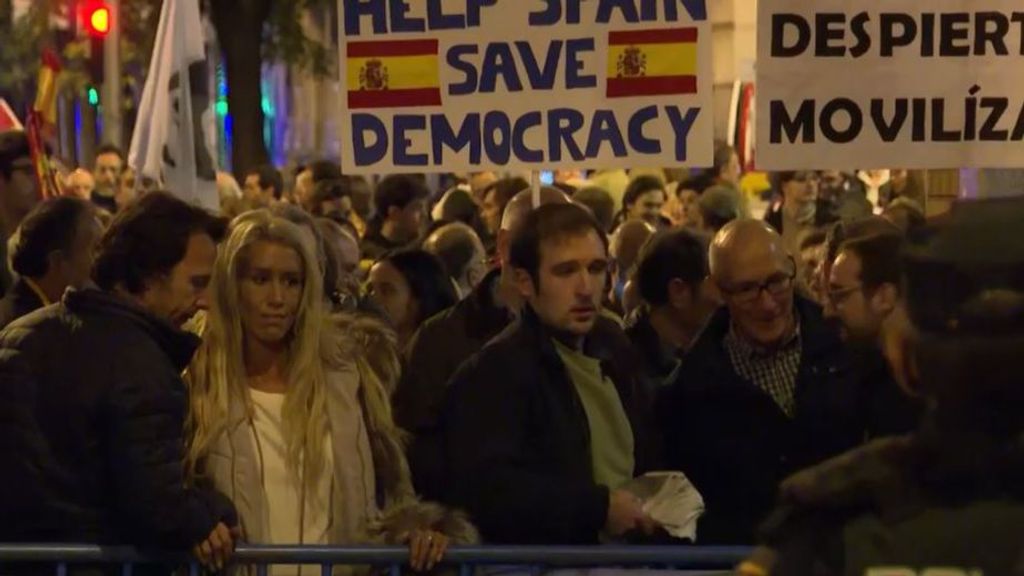 Una multitud de personas vuelve a manifestarse en la sede del PSOE en la calle Ferraz