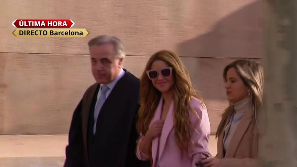 De rosa y saludando: la llegada de Shakira a los juzgados de Barcelona