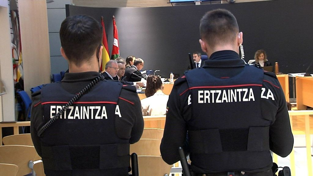 Dos agentes de la Ertzaintza esta mañana en la sala donde se juzga el asesinato de Santi Coca