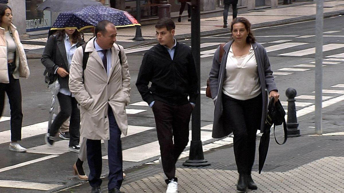 El hermano de Santi Coca, en el centro de la imagen, llega al juicio esta mañana