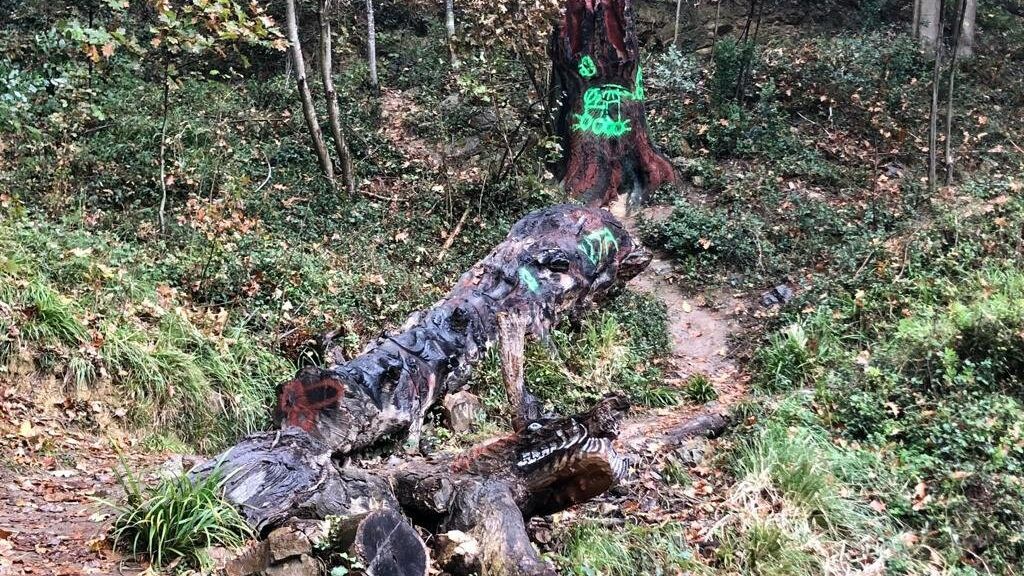 Han roto los troncos y realizado pintadas sobre las obras