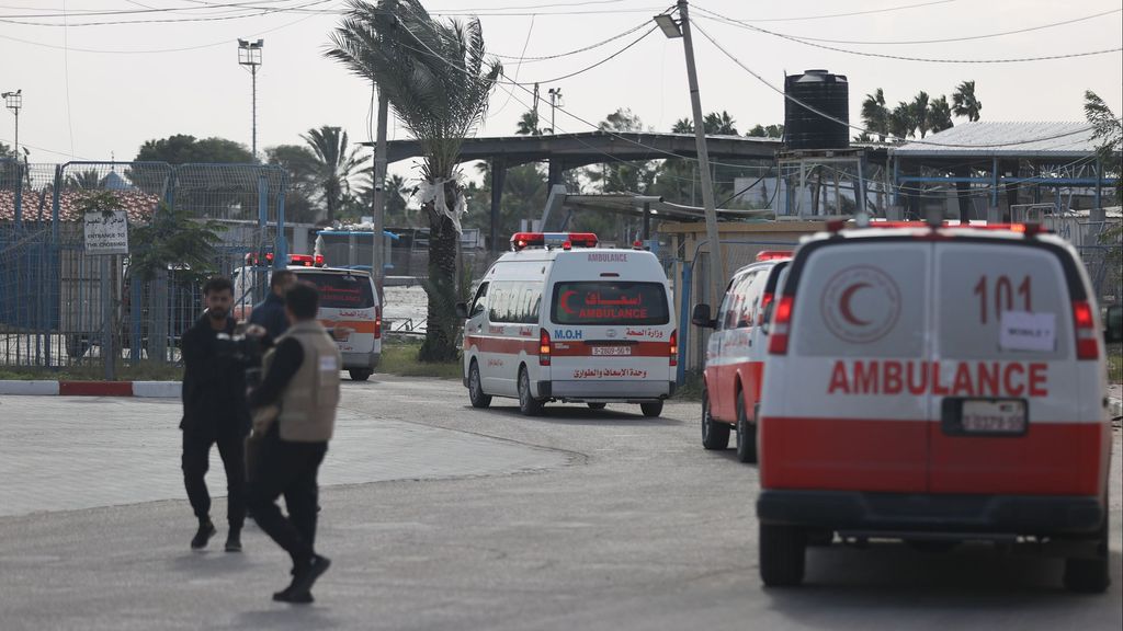 Las ambulancias con los 28 bebés prematuros atraviesan el paso de Rafa frontera entre la Franja de Gaza y Egipto