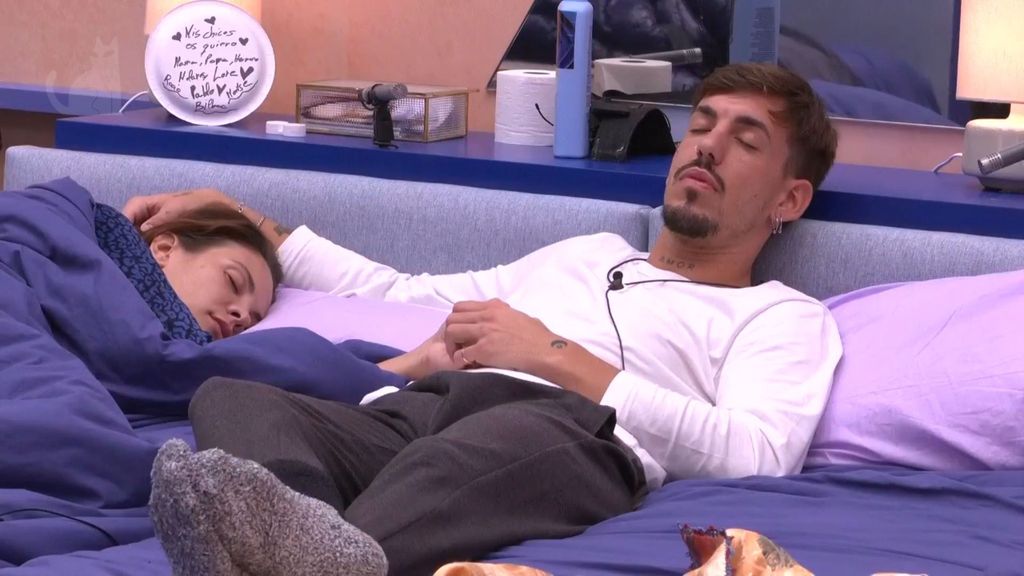 Luitingo y Jessica Bueno juntos en la cama