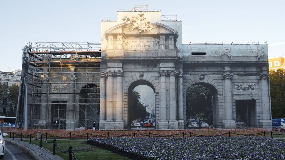 Madrid empieza a retirar la lona que cubre la remodelada Puerta de Alcalá de cara a la Navidad