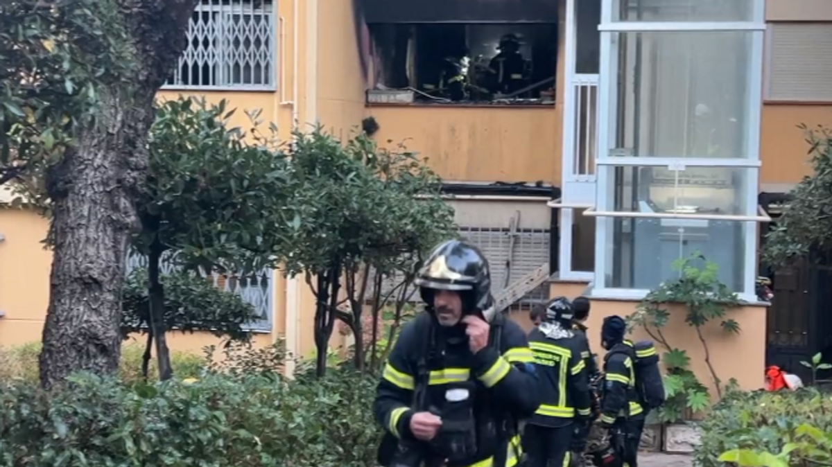 Tres mujeres heridas graves tras saltar al vacío huyendo de las llamas en un incendio en San Blas