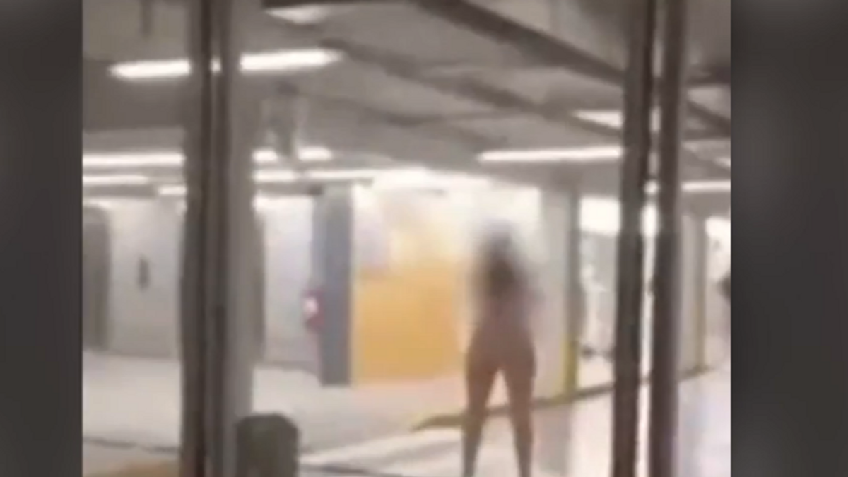 Una mujer desnuda siembra el caos en el aeropuerto de Santiago de Chile atacando a varios pasajeros