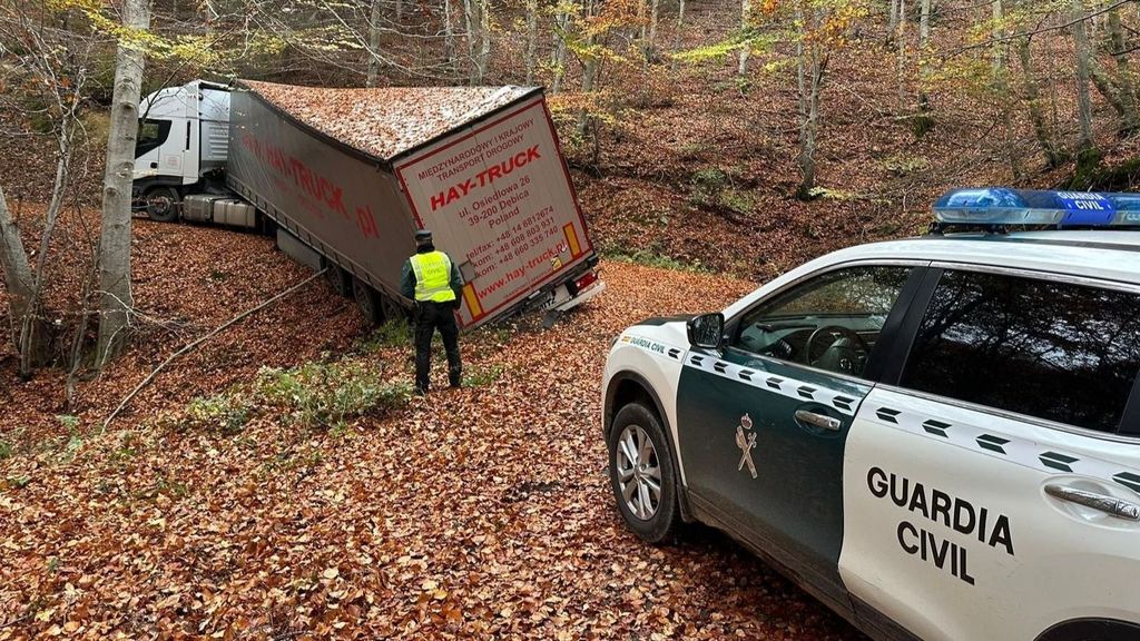 Un camión ha queda atrapado así en el cruce de Turza, La Rioja, por las indicaciones del GPS