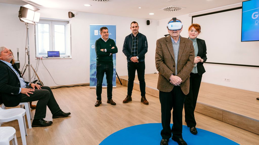 Adrián López prueba las gafas de realidad virtual bajo la supervisión de los creadores del proyecto