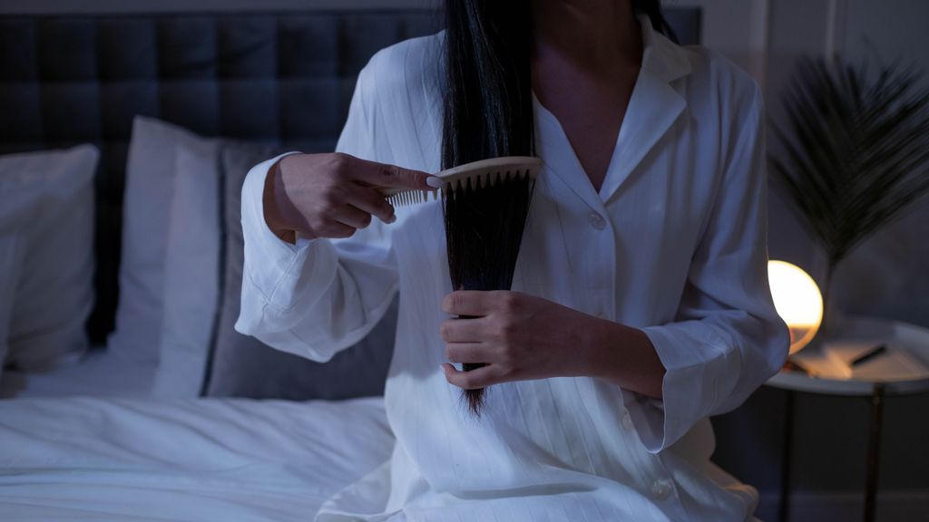 Cepilla tu cabello a diario. FUENTE: Pexels