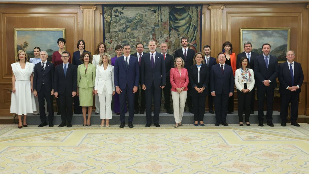 El nuevo Gobierno de Pedro Sánchez posa junto al rey Felipe VI tras prometer sus respectivos cargos
