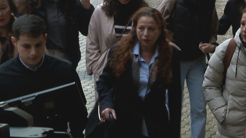 Fatima Hacine-Bacha llega al juicio acompañada por su hijo Iker