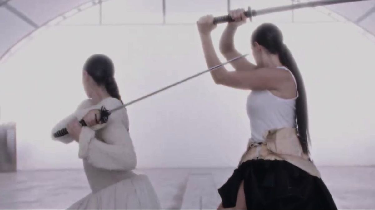 Frame del videoclip de Oral