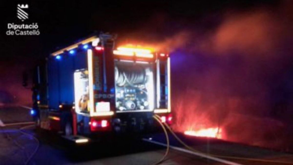 Los bomberos trabajando desde primera hora en el incendio