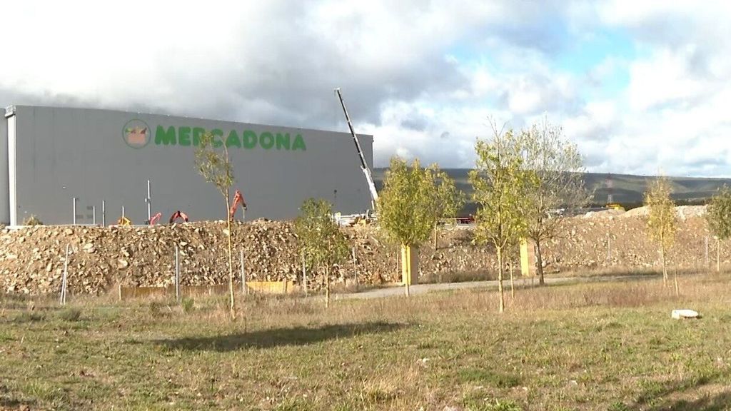 Pabellón de 26 metros de altura edificado junto al pueblo