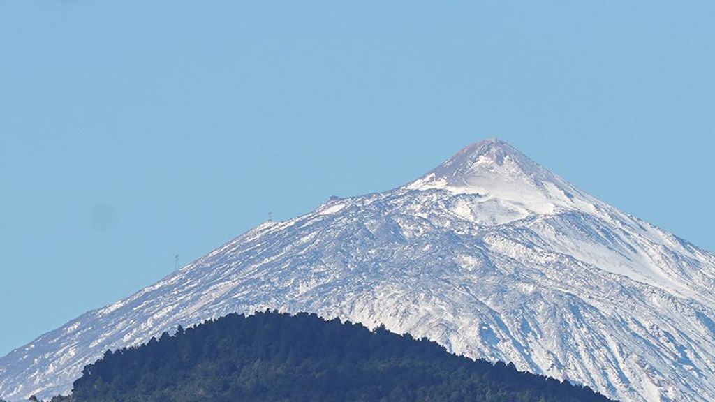 Primeras nevadas en la cumbre del Teide, todo un contraste con los casi 30 grados en la costa canaria