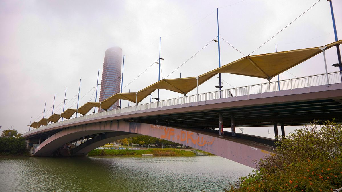 Puente del Cristo de la Expiración o del Cachorro sobre el río Guadalquivir a su paso por Sevilla